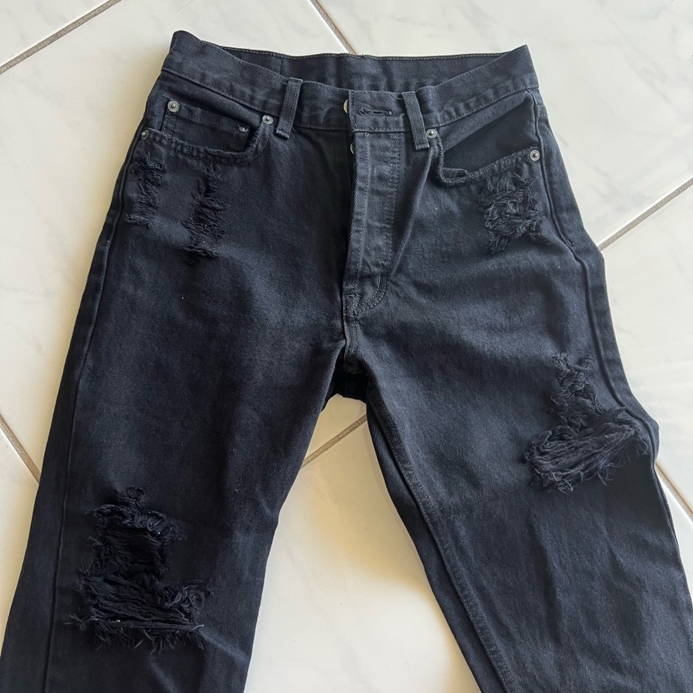 Carmar LF Women’s Black Distressed Jeans size 26. 5 button closure